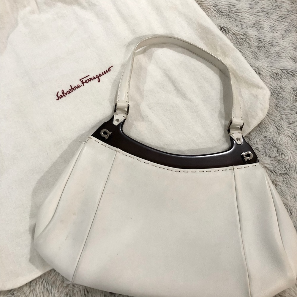 🤍 Salvatore Ferragamo White Leather Purse with Solid Wood detail 🪵🤍